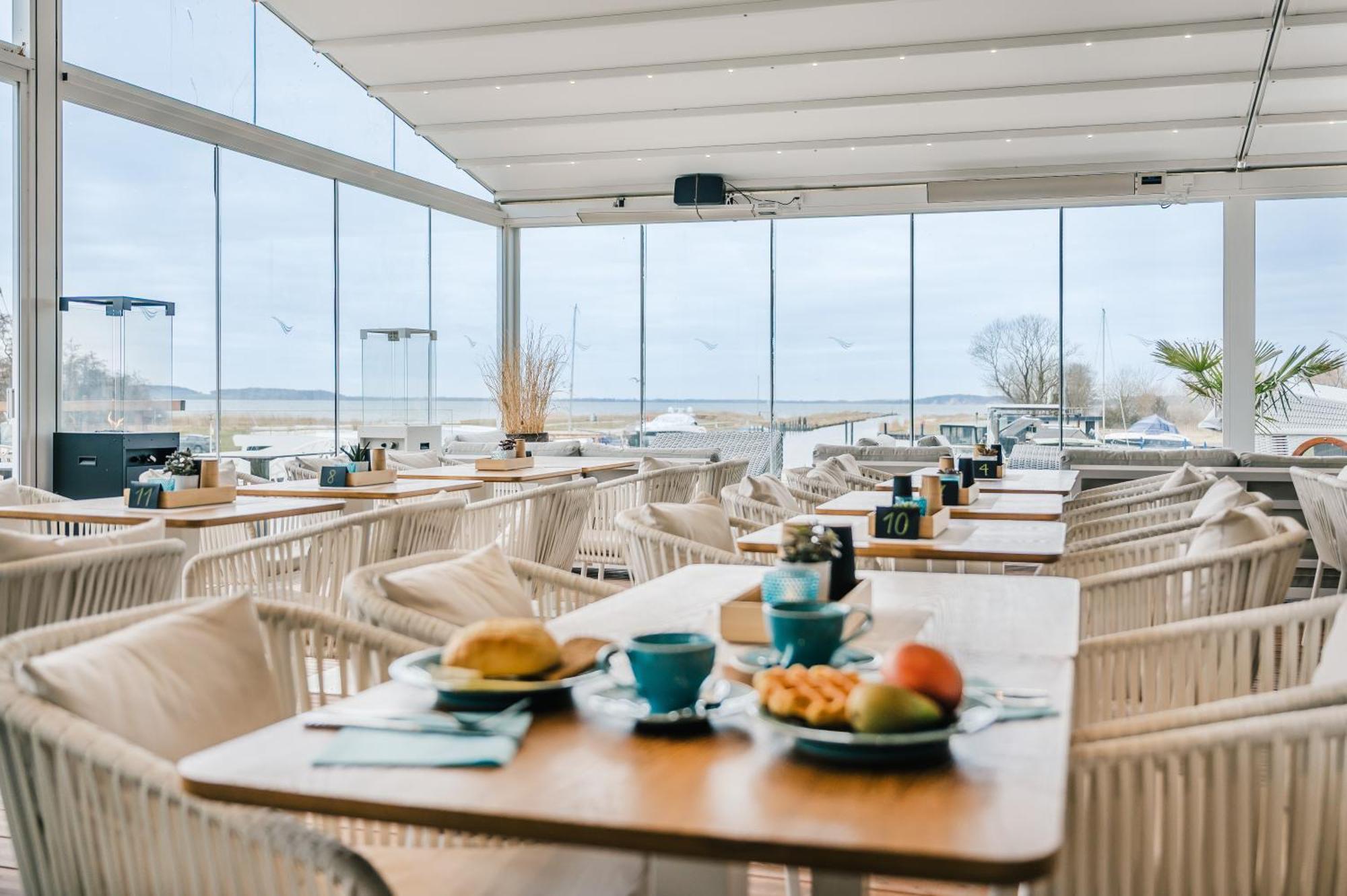 Hotel Marina Martinshafen - Lotsenhaus à Neuhof  Extérieur photo